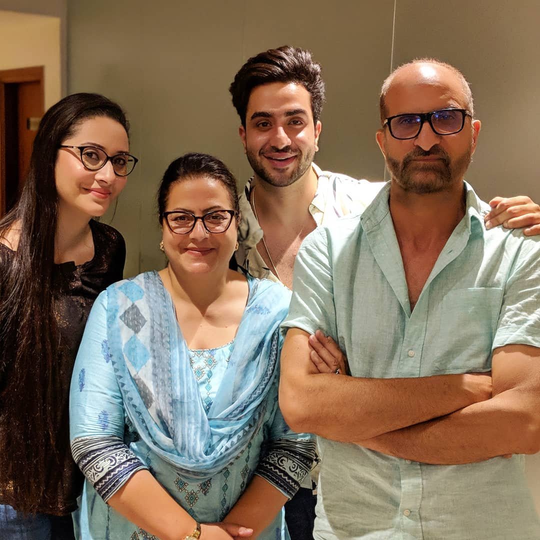aly goni father mother sister